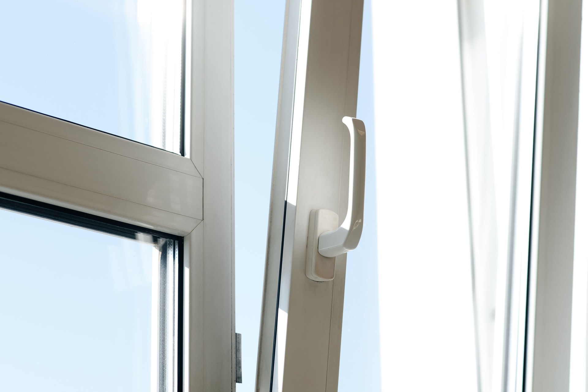 fenêtre en plastique ouverte dans l’appartement ou le bureau, fenêtre partiellement ouverte à l’angle